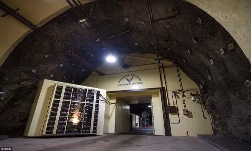 Bộ Tư lệnh Phòng không vũ trụ Bắc Mỹ (NORAD), cơ quan liên hiệp Mỹ - Canada, được xây dựng trong thời Chiến tranh Lạnh với mục đích bảo vệ Mỹ trước các máy bay ném bom của Liên Xô.