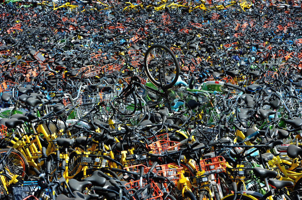 Về sau, một số công ty kinh doanh lĩnh vực này phá sản dẫn đến hàng ngàn chiếc xe không có người quản lý.