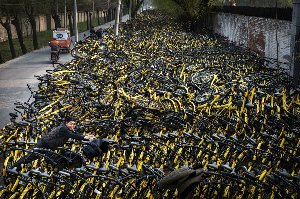 Những chiếc xe đạp xếp chồng lên nhau tại Bắc Kinh.