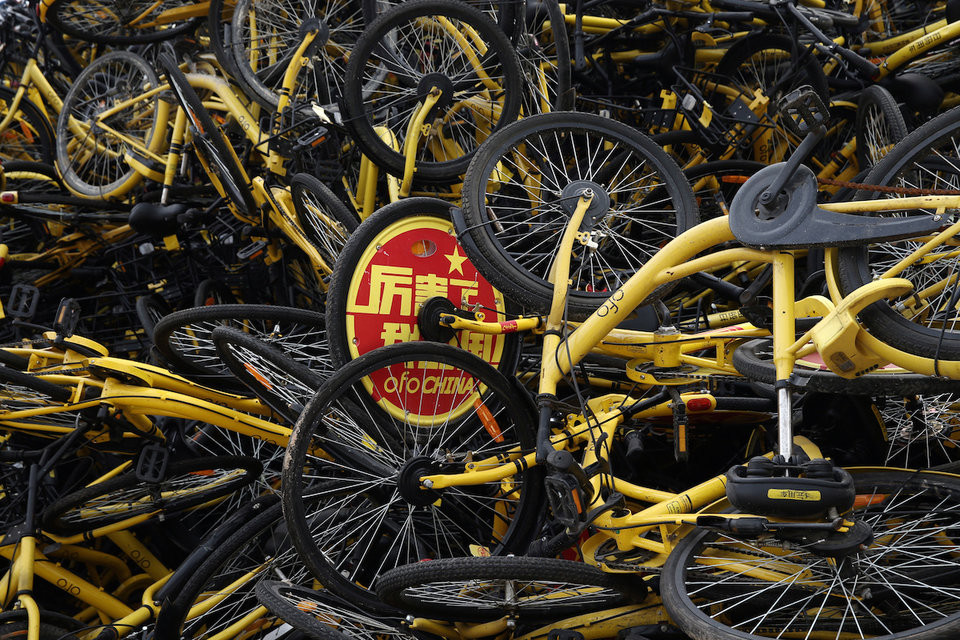 Vì vậy, những chiếc xe đạp bị vứt bừa bãi tại nhiều nơi tạo thành các nghĩa địa xe ở Trung Quốc.