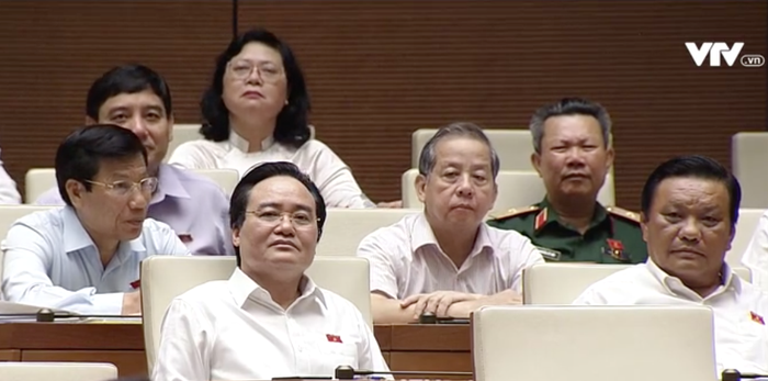 Bộ trưởng Giáo dục đào tạo Phùng Xuân Nhạ (hàng trước bên trái) trong một phiên họp của Quốc hội - Ảnh: VTV