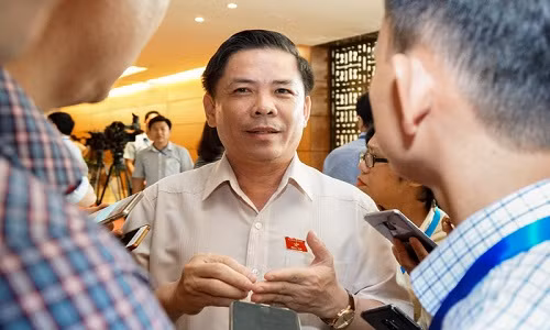 Bộ trưởng Giao thông vận tải Nguyễn Văn Thể trao đổi với báo chí bên lề Quốc hội - Ảnh: VIỆT DŨNG