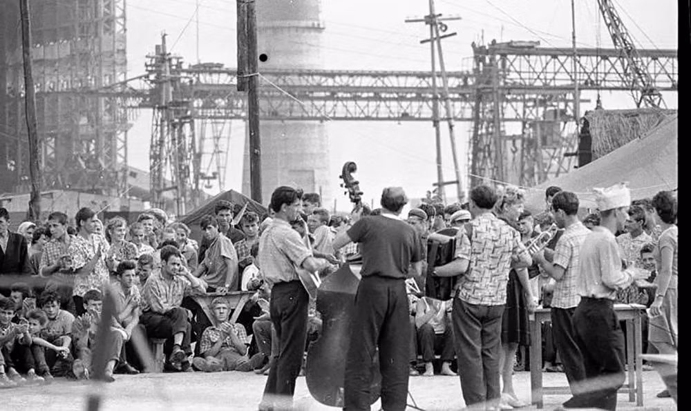 Theo suy nghĩ của giới trẻ Liên Xô lúc bấy giờ, được tham gia vào những dự án này không chỉ là niềm tự hào mà còn là niềm vui và công trường cũng là nơi tìm kiếm người bạn đời, trong ảnh là 1 buổi hòa nhạc của những người công nhân ngay tại công trường. (Ảnh: Russian Photo)
