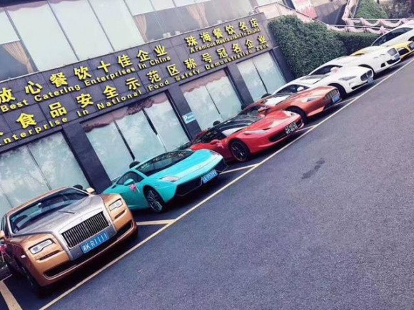 Dàn siêu xe trong đám cưới cũng khiến nhiều người choáng váng