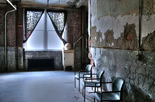 Theo lời kể của các nhân chứng, đa số các hồn ma xuất hiện tại bệnh viện Waverly Hills đều la hét đau đớn, cầu cứu sự giúp đỡ... Ngay cả những người dũng cảm, gan dạ nhất khi đến nơi này cũng cảm thấy lạnh sống lưng và có trải nghiệm khó quên.