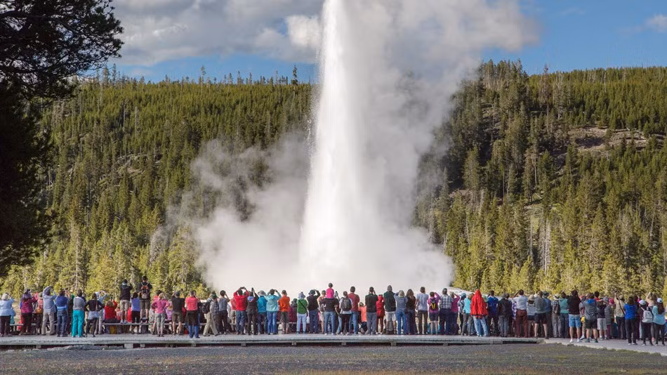 Chính vì vậy, nhiều du khách tập trung đứng đợi tới giờ phun của suối ''thật thà'' để quay phim, chụp ảnh cảnh quan kỳ thú này.