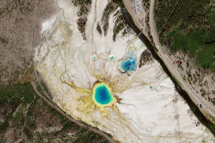 Vườn quốc gia Yellowstone: Suối nước nóng Grand Prismatic và mạch nước phun Excelsior Crater mang tính biểu tượng của Yellowstone nổi bật trong hình ảnh vệ tinh này. Hồ bơi Opal và Turquoise dù ít nổi tiếng nhưng cũng trở thành điểm nhấn cho bức ảnh từ trên cao. Bãi đậu xe và đường cao tốc ngay phía bên phải đem đến cho bạn cái nhìn chính xác hơn về tương quan trong quy mô giữa kiến trúc nhân tạo và những kỳ quan thiên nhiên khổng lồ này.