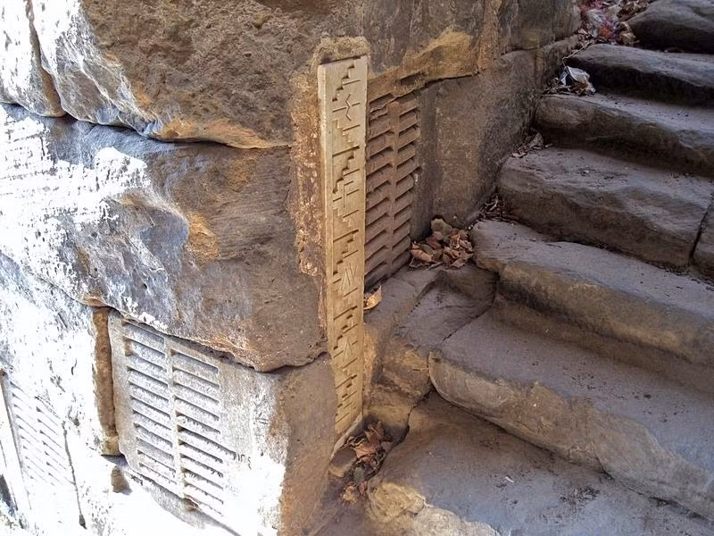 Ngay từ thời xa xưa, người Ai Cập đã sống dựa vào những cơn lũ của sông Nile. Tuy nhiên, lũ lụt là điều mà không ai có thể dự đoán trước được.