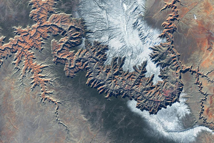 Vườn quốc gia Grand Canyon: Các đường cạnh gai góc sắc nét của vành đai Grand Canyon được cắt bởi một dải tuyết rộng, đem đến cho hình ảnh vệ tinh này những mảng hình trừu tượng và khó hiểu nhưng vô cùng nghệ thuật.