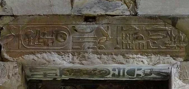 Trước những ký tự đặc biệt trên, một số người cho rằng, nếu hình ảnh máy bay, tàu ngầm... được đưa vào chữ tượng hình của nền văn minh Ai Cập cổ đại thì chứng tỏ người dân khi ấy đã nhìn thấy hoặc ít nhất có hình ảnh của chúng.