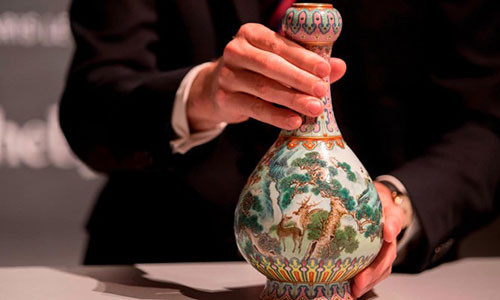 Chiếc bình cổ vừa được tìm thấy trên gác xép của một gia đình Pháp.