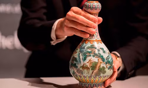 Chiếc bình cổ vừa được tìm thấy trên gác xép của một gia đình Pháp.