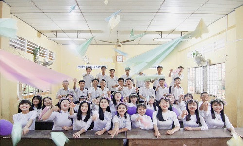 Nhiều học sinh cuối cấp, sinh viên thích chụp ảnh kỷ yếu lưu lại kỷ niệm thời áo trắng. Ảnh: Kỳ Anh.