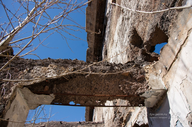 Các bức tường bị bong tróc, hư hại, thậm chí là đổ sập một phần.