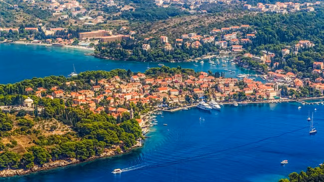 Cavtat: Cách không xa thành phố Dubrovnik, thị trấn Cavtat gây ấn tượng với phong cảnh đẹp, bãi biển cát mịn và kiến trúc cổ.