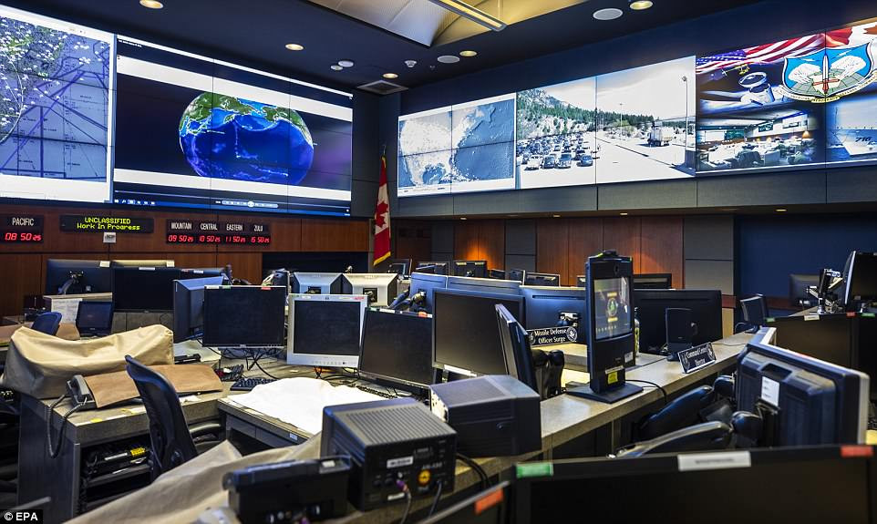 Cơ sở quân sự NORAD được thiết kế có 2 cửa chịu lực nổ nặng 23 tấn. Nhờ vậy, căn cứ này có thể đứng vững sau một cuộc tấn công hạt nhân và có thể giữ liên lạc kể cả khi bị tấn công xung điện từ.