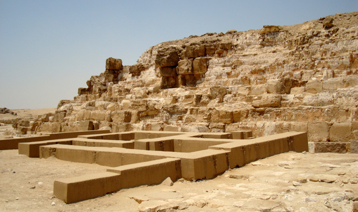 Kim tự tháp của pharaoh Djedefre được xây bằng đá vôi và đá granite đỏ lấy từ Aswan cách sông Nile hơn 1.200 km. Theo ước tính, 15.000 người đã tham gia xây dựng kim tự tháp của pharaoh Djedefre trong 8 năm.