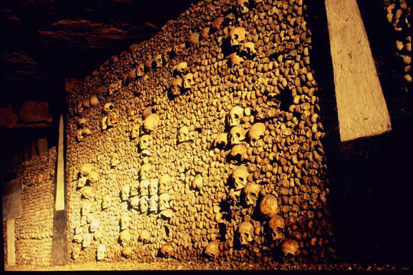 Tuy nhiên, do hầm mộ Paris có hệ thống đường hầm phức tạp nên có một số người đi lạc, thậm chí là bỏ mạng tại nơi đây.