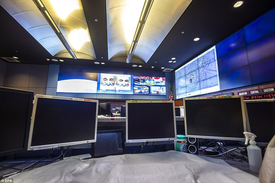 Khu tổ hợp 15 công trình bên trong căn cứ này được xây dựng trên 1.300 đệm lò xo khổng lồ để chống chịu động đất và dư chấn từ tấn công hạt nhân.