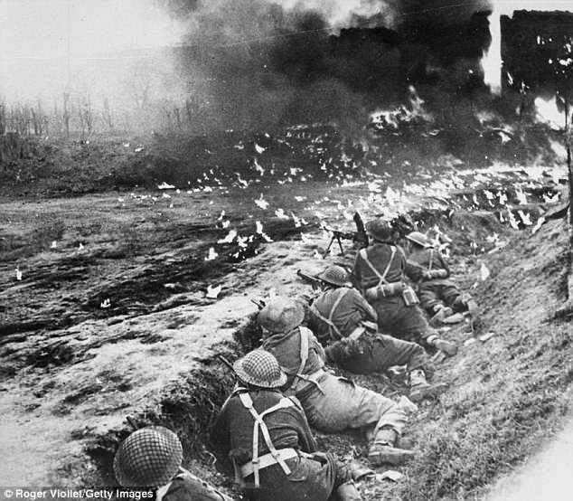 Binh sĩ Anh và Canada kề vai chiến đấu trong trận Arnhem tháng 9/1944.