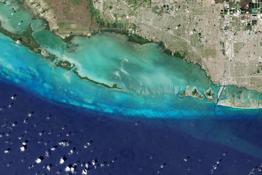 Vườn quốc gia Biscayne: Góc hình này của Vườn quốc gia Biscayne cho bạn tận hưởng màu xanh và những sắc thái đa dạng của nó khi độ sâu thay đổi xung quanh Vịnh Biscayne. Những hàng cây xanh nguyên sơ của các hòn đảo thuộc công viên quốc gia Sands Key, Elliott Key, Totten Key và Old Rhodes Key tương phản hoàn toàn với bờ biển và các đảo trọc ngoài khơi.