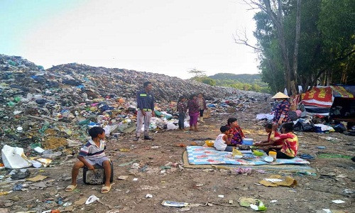 Cả gia đình ông Nho hơn 10 thanh viên sống ở bãi rác.