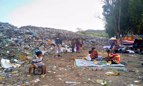 Cả gia đình ông Nho hơn 10 thanh viên sống ở bãi rác.