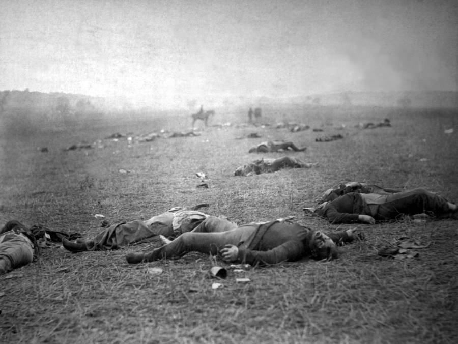 Trận Gettysburg là trận chiến đẫm máu trong cuộc Nội chiến Mỹ. Diễn ra từ 1/7 - 3/7/1863, trận chiến này đã cướp đi sinh mạng của gần 8.000 người. Trong ảnh là thi thể những người lính tử trận nằm khắp nơi trên chiến trường Gettysburg.