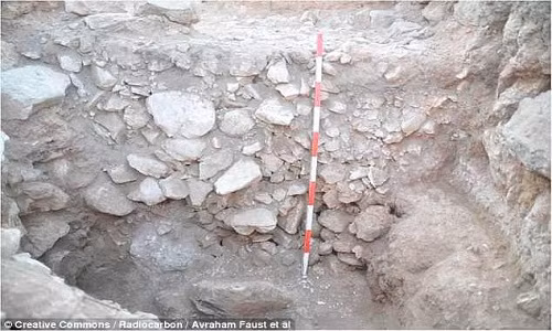 Một số học giả nhận định tàn tích trên là của thành phố Eglon, được viết trong Kinh Thánh là một phần của bộ lạc Judah do Vua David cai trị.