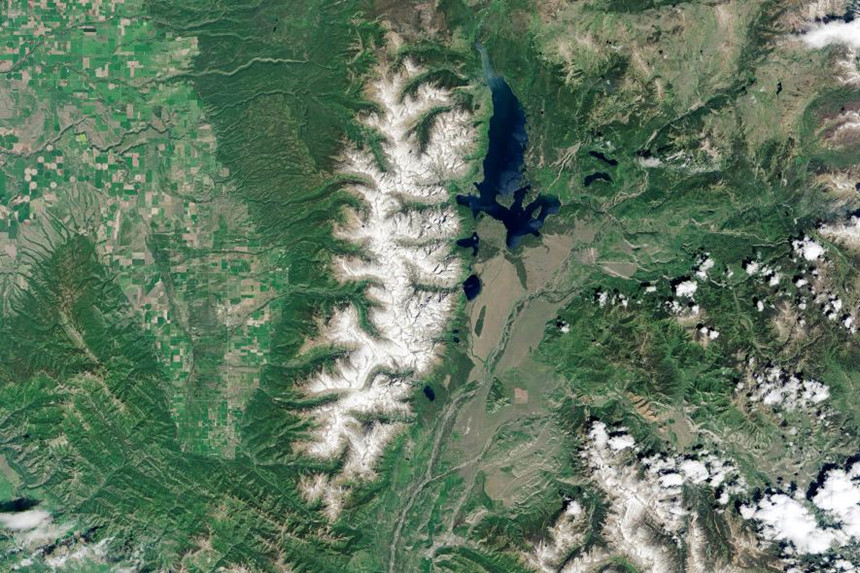 Vườn quốc gia Grand Teton: Dù không thể nhìn thấy đường ranh giới quốc gia từ không gian, tầm nhìn này lại cho thấy sự rộng lớn bao la của Công viên quốc gia Grand Teton ở Wyoming, cũng như các thành phố lân cận khu vực Driggs, Darby và những thành phố khác ở bang Idaho, Mỹ.