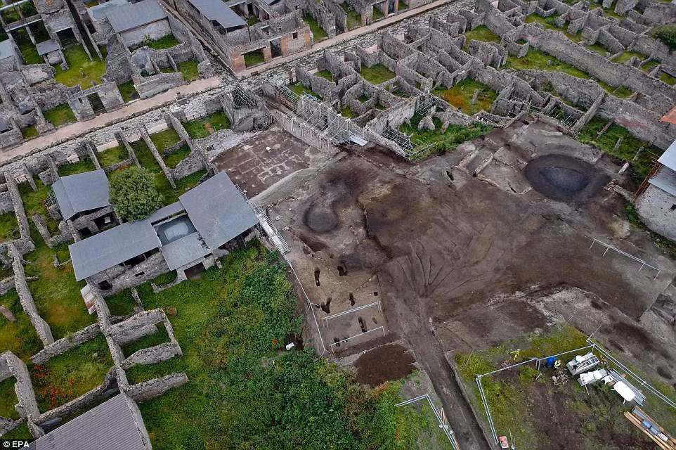 Cụ thể, các chuyên gia tìm thấy dấu tích của những ngôi nhà cổ với ban công còn khá nguyên vẹn tại khu vực chưa từng được khai quật ở thành phố Pompeii.