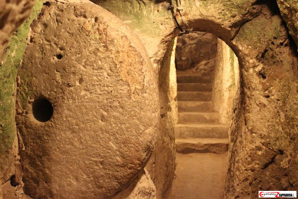 Bên trong thành phố ngầm là những ngôi nhà rộng nằm rải rác dưới lòng đất nối thông với nhau bằng hệ thống đường hầm bí mật mà người dân sử dụng để trú ẩn trong nhiều thế kỷ.