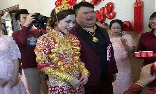 Lấy chồng giàu "vàng đeo gãy cổ", được trao nhẫn kim cương "khủng"... thế nhưng cô dâu vẫn khăng khăng khẳng định vì yêu mà cưới. Cuộc hôn nhân 'đũa lệch' này đã gây tranh cãi trong cộng đồng mạng.