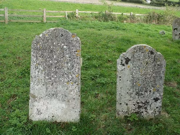 Ngay từ khi còn trẻ, Pablo Escobar bị cáo buộc ăn cắp những tấm bia mộ rồi mài nhám chữ khắc trên bia trước khi bán lại cho những kẻ buôn lậu trong vùng.