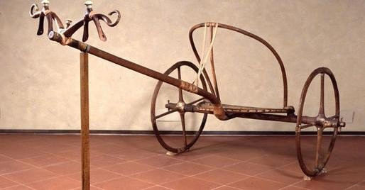 Kho báu trong lăng mộ vua Tutankhamun gồm hàng trăm đồ tạo tác bằng vàng như quan tài vàng đặc, mặt nạ vàng, ngai vàng, cung tên, kèn, cốc hình hoa sen... Trong số này nổi bật là 6 cỗ xe ngựa của vị vua nổi tiếng lịch sử Ai Cập cổ đại.