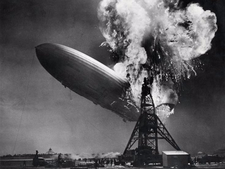 Bức ảnh chụp khinh khí cầu Hindenburg của Đức bốc cháy dữ dội năm 1937. Vụ tai nạn nghiêm trọng này đã khiến 36 người thiệt mạng.