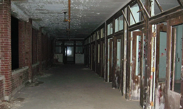 Trong những năm qua, một số người ghé thăm bệnh viện Waverly Hills tiết lộ nhìn thấy hồn ma những bệnh nhân qua đời tại đây.