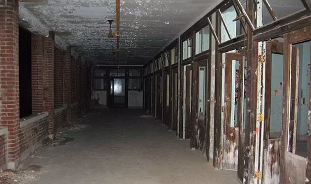 Trong những năm qua, một số người ghé thăm bệnh viện Waverly Hills tiết lộ nhìn thấy hồn ma những bệnh nhân qua đời tại đây.