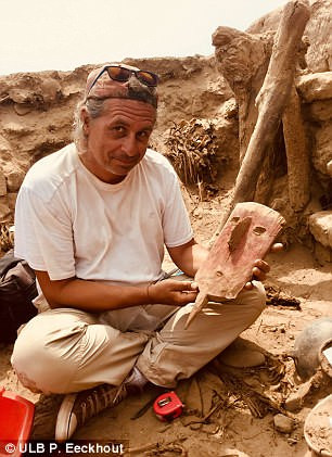 Bên cạnh xác ướp được bảo quản tốt trên, các chuyên gia còn tìm thấy một cấu trúc giống quan tài được bọc kỹ càng.