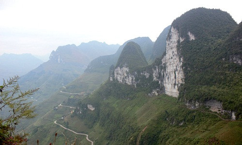 Vách đá Trắng trên đỉnh núi Cô Tiên. Ảnh: Tuyến Hoàng