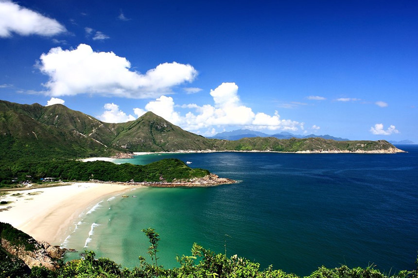 Ham Tin Wan: Ham Tin Wan là một trong 4 bãi biển xinh đẹp nằm trong khu vực vịnh Tai Long Wan, được ngăn cách với nhau bởi những ngọn đồi. Tại Ham Tin Wan, du khách có thể thả mình trong làn nước biển trong vắt, ngắm nhìn cảnh quan hấp dẫn cũng như tận hưởng các dịch vụ ăn uống và giải trí đa dạng. Ngoài ra, nếu men theo con suối Sheung Luk gần Ham Tin Wan vào rừng, du khách còn bắt gặp hàng loạt hồ đá cùng thác nước tuyệt đẹp, là địa điểm lý tưởng để bơi lội, dã ngoại và nhảy vách đá. Ảnh: Residentadvisor.