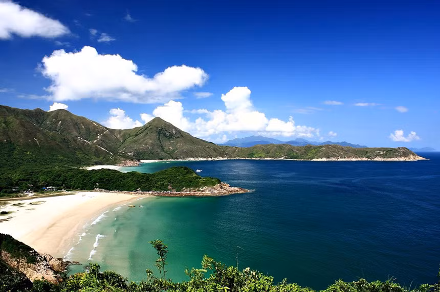 Ham Tin Wan: Ham Tin Wan là một trong 4 bãi biển xinh đẹp nằm trong khu vực vịnh Tai Long Wan, được ngăn cách với nhau bởi những ngọn đồi. Tại Ham Tin Wan, du khách có thể thả mình trong làn nước biển trong vắt, ngắm nhìn cảnh quan hấp dẫn cũng như tận hưởng các dịch vụ ăn uống và giải trí đa dạng. Ngoài ra, nếu men theo con suối Sheung Luk gần Ham Tin Wan vào rừng, du khách còn bắt gặp hàng loạt hồ đá cùng thác nước tuyệt đẹp, là địa điểm lý tưởng để bơi lội, dã ngoại và nhảy vách đá. Ảnh: Residentadvisor.