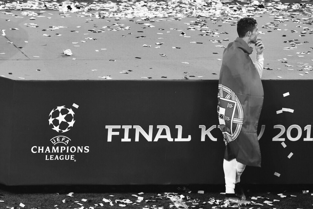 Cristiano Ronaldo vừa cùng Real Madrid giành chức vô địch Champions League thứ ba liên tiếp.