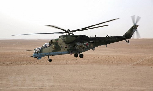 Trực thăng Mi-24 của Nga tham gia hỗ trợ cuộc chiến chống IS của quân đội Syria tại khu vực Deir Ezzor, Syria ngày 15/9/2017. (Nguồn: AFP/TTXVN)