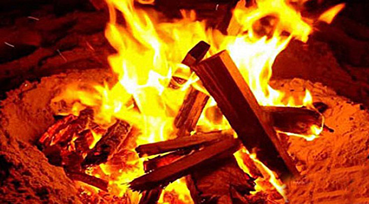 Một trong những phát minh vĩ đại nhất lịch sử là lửa. Con người được cho là đã tạo ra lửa vào khoảng 125.000 năm trước. Với sự ra đời của lửa, con người dùng nó để sưởi ấm, nấu nướng thức ăn...