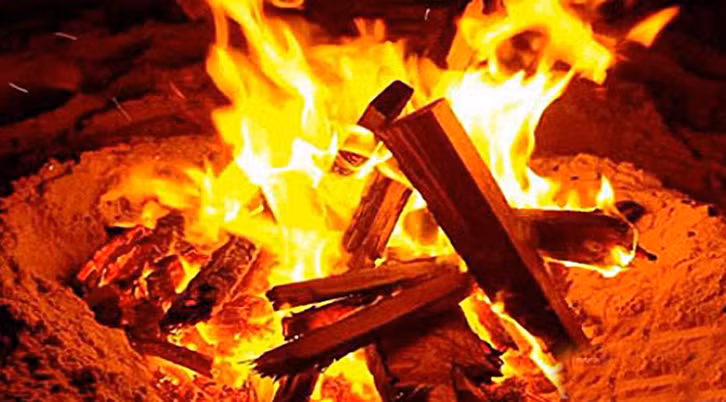 Một trong những phát minh vĩ đại nhất lịch sử là lửa. Con người được cho là đã tạo ra lửa vào khoảng 125.000 năm trước. Với sự ra đời của lửa, con người dùng nó để sưởi ấm, nấu nướng thức ăn...