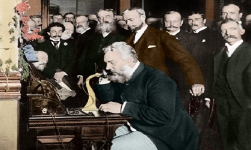 Nhà sáng chế người Scotland Alexander Graham Bell nổi tiếng thế giới với phát minh điện thoại. Ông Bell nhận bằng sáng chế này năm 1876. Phát minh để đời này đã làm thay đổi cuộc sống của nhân loại.