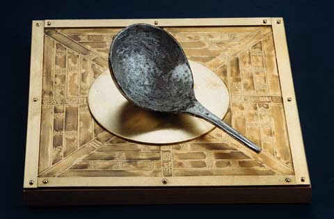 Chiếc la bàn đầu tiên trong lịch sử do người Trung Quốc phát minh vào khoảng năm từ 300 - 200 trước Công nguyên.