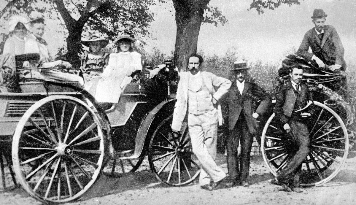 Karl Benz (Đức) đã sáng chế ra mẫu ô tô đầu tiên trong lịch sử vào năm 1885. Nhờ có phát minh này, việc đi lại của người dân đã có sự thay đổi đáng kinh ngạc.