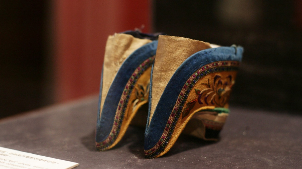 Theo quan niệm của người Trung Quốc thời ấy, đôi chân nhỏ là chuẩn mực vẻ đẹp của phụ nữ. Họ sẽ lấy được tấm chồng tốt với đôi chân nhỏ xinh.